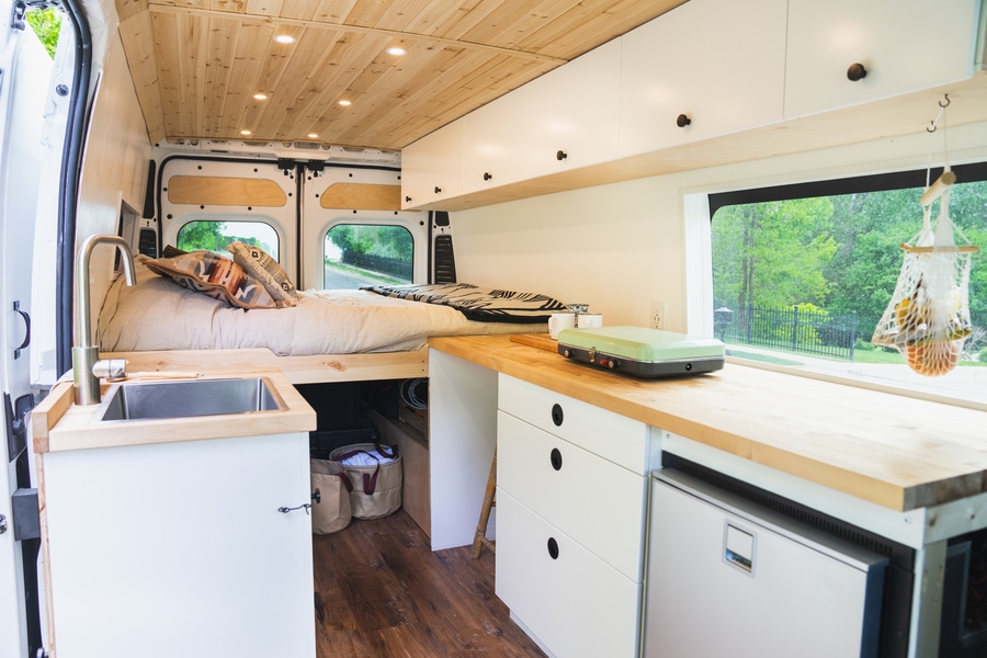 Optimiser la place dans la cuisine d'un van aménager — Aménager un fourgon